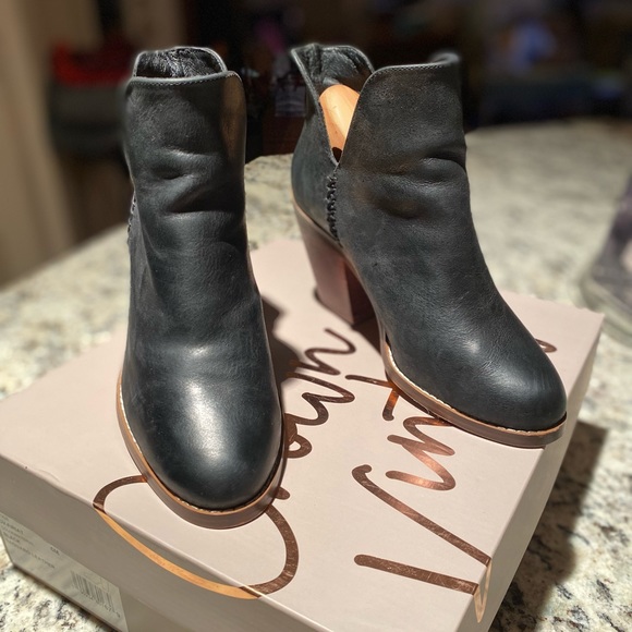 EUC Crown Vintage Firiat Black leather Bootie SZ 6 - Picture 1 of 6